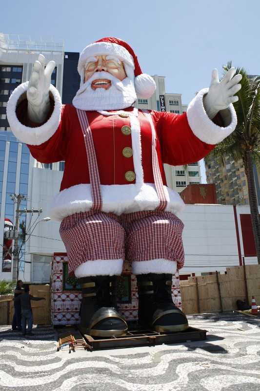 Papai Noel gigante é atração todas as noites em Balneário Camboriú